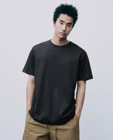  URBAN REVIVO - Áo thun nam cổ tròn tay ngắn tối giản 