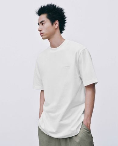  URBAN REVIVO - Áo thun nam cổ tròn tay ngắn phối chữ 