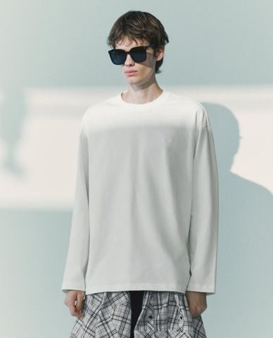  URBAN REVIVO - Áo thun nam cổ tròn tay dài tối giản 