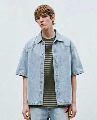  URBAN REVIVO - Áo sơ mi denim nam cổ bẻ tay ngắn wash bạc 