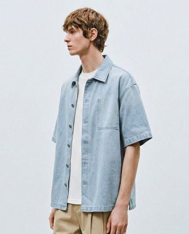  URBAN REVIVO - Áo sơ mi denim nam tay ngắn phối túi 