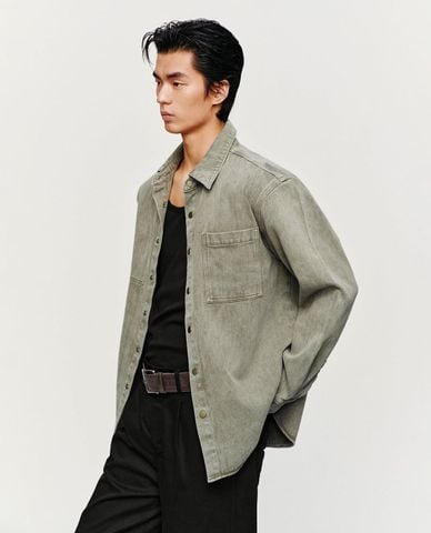  URBAN REVIVO - Áo sơ mi denim nam tay dài phối túi 