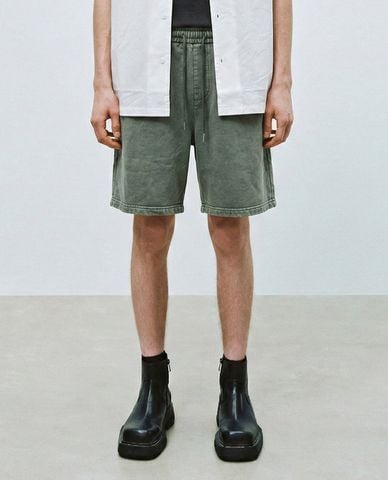  URBAN REVIVO - Quần short jeans nam ống rộng lưng thun 