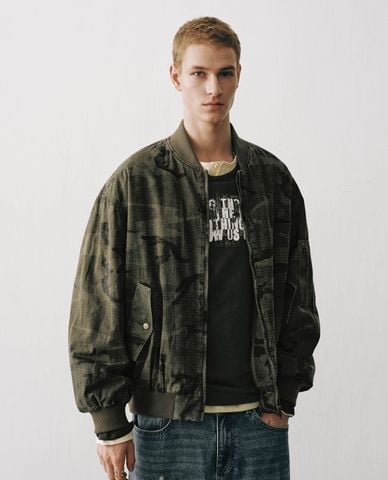 URBAN REVIVO - Áo khoác bomber nam tay dài phối túi 