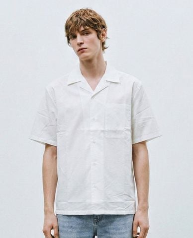  URBAN REVIVO - Áo sơ mi nam cổ bẻ tay ngắn in họa tiết 