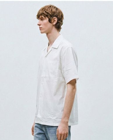  URBAN REVIVO - Áo sơ mi nam cổ bẻ tay ngắn in họa tiết 