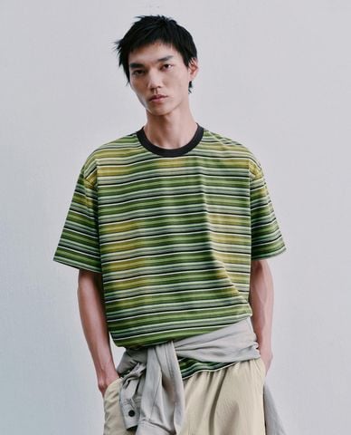  URBAN REVIVO - Áo thun nam cổ tròn tay ngắn kẻ sọc 