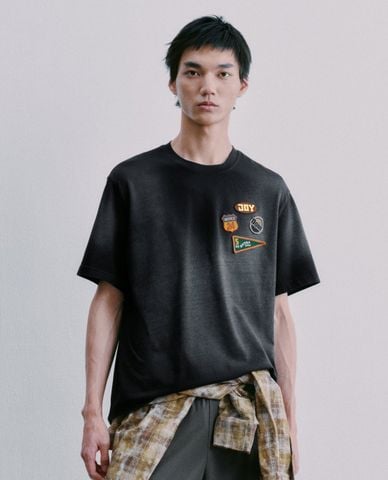  URBAN REVIVO - Áo thun nam cổ tròn tay ngắn phối sticker 