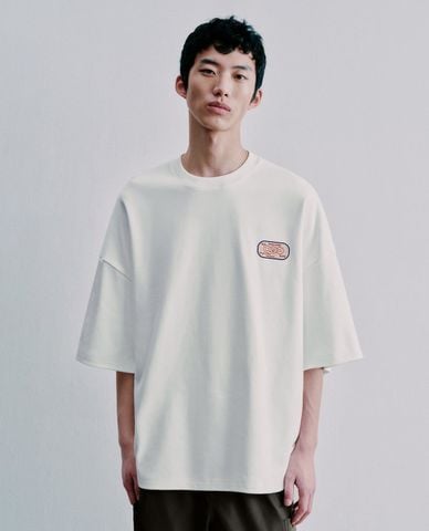  URBAN REVIVO - Áo thun nam cổ tròn tay ngắn in hình 