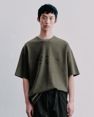  URBAN REVIVO - Áo thun nam cổ tròn tay ngắn in chữ 