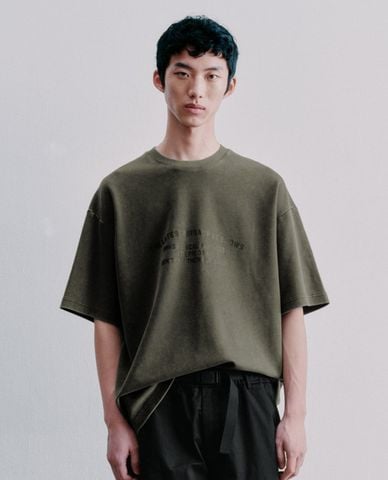  URBAN REVIVO - Áo thun nam cổ tròn tay ngắn in chữ 