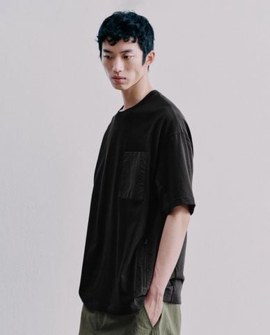  URBAN REVIVO - Áo thun nam cổ tròn tay ngắn phối túi 