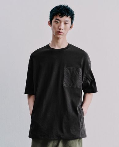  URBAN REVIVO - Áo thun nam cổ tròn tay ngắn phối túi 