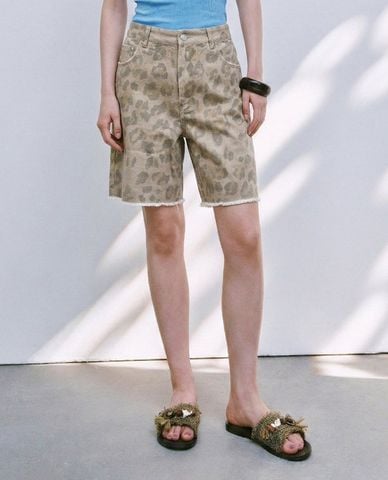  URBAN REVIVO - Quần short jeans nữ ống rộng họa tiết da báo 