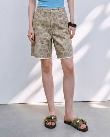  URBAN REVIVO - Quần short jeans nữ ống rộng họa tiết da báo 
