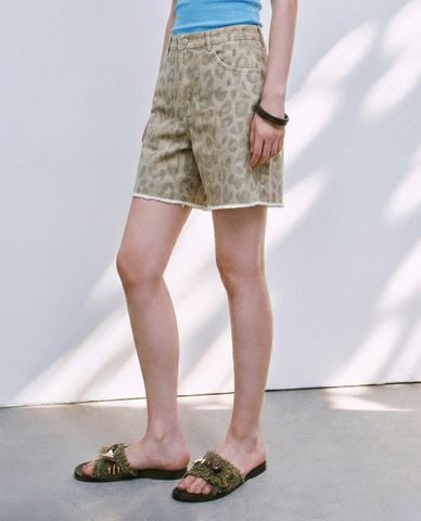 URBAN REVIVO - Quần short jeans nữ ống rộng họa tiết da báo 