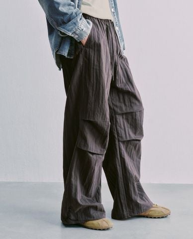  URBAN REVIVO - Quần nam ống rộng xếp nếp 