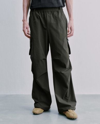  URBAN REVIVO - Quần nam ống rộng xếp li túi hộp 