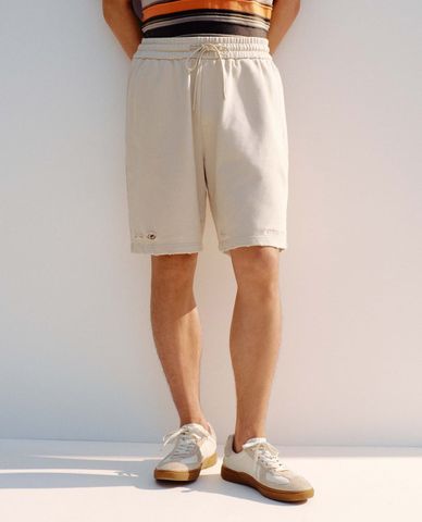  URBAN REVIVO - Quần short nam ngang gối lưng thun 