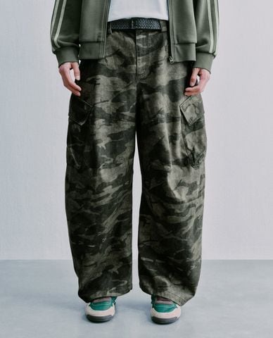  URBAN REVIVO - Quần jeans nam ống rộng họa tiết camo 