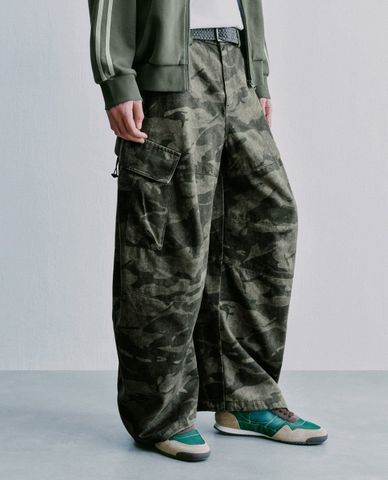  URBAN REVIVO - Quần jeans nam ống rộng họa tiết camo 