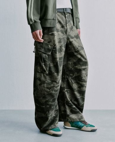  URBAN REVIVO - Quần jeans nam ống rộng họa tiết camo 