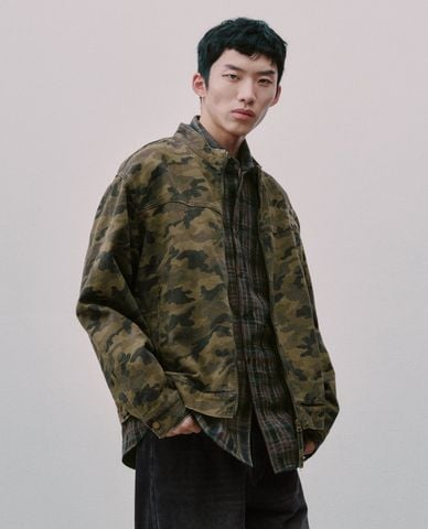  URBAN REVIVO - Áo khoác denim nam tay dài họa tiết camo 