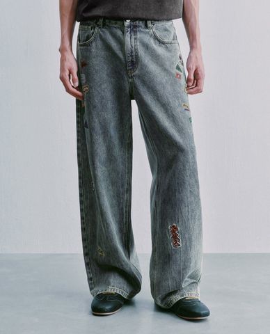  URBAN REVIVO - Quần jeans nam ống rộng in họa tiết 