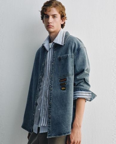  URBAN REVIVO - Áo sơ mi denim nam tay dài phối patch thêu 