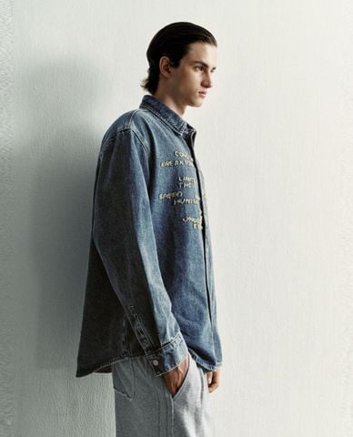  URBAN REVIVO - Áo sơ mi denim nam tay dài thêu chữ 