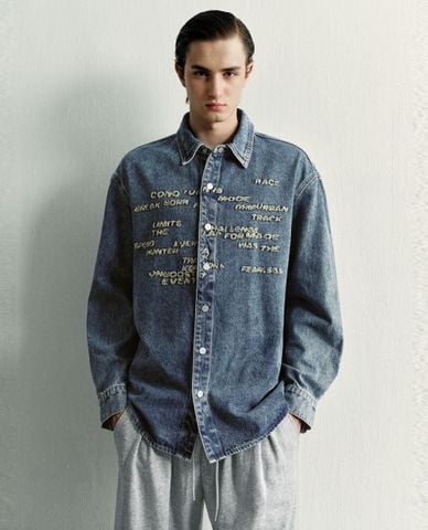  URBAN REVIVO - Áo sơ mi denim nam tay dài thêu chữ 