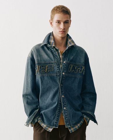  URBAN REVIVO - Áo sơ mi denim nam tay dài thêu chữ 