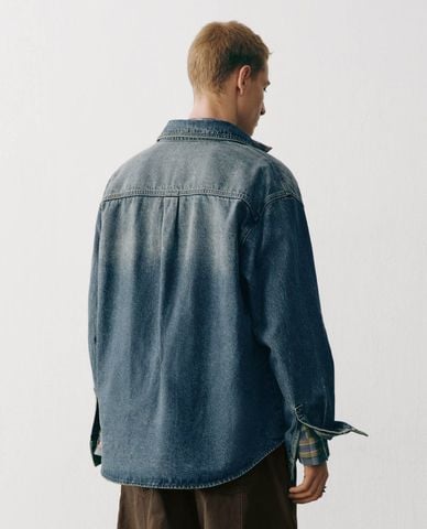  URBAN REVIVO - Áo sơ mi denim nam tay dài thêu chữ 