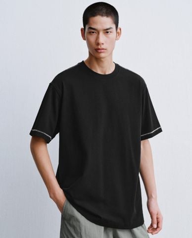  URBAN REVIVO - Áo thun nam cổ tròn tay ngắn viền chỉ nổi 