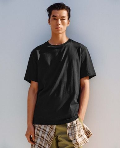  URBAN REVIVO - Áo thun nam cổ tròn tay ngắn tối giản 