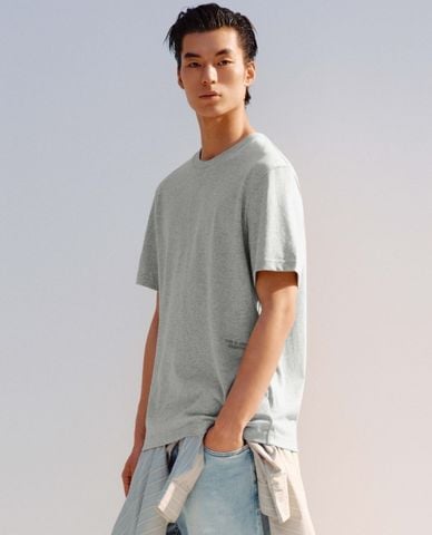  URBAN REVIVO - Áo thun nam cổ tròn tay ngắn tối giản 