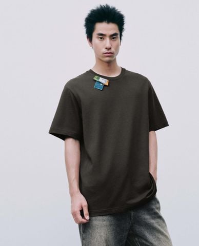  URBAN REVIVO - Áo thun nam cổ tròn tay ngắn phối tag 