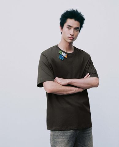  URBAN REVIVO - Áo thun nam cổ tròn tay ngắn phối tag 