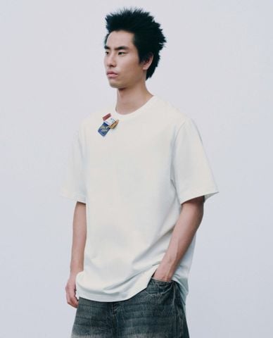 URBAN REVIVO - Áo thun nam cổ tròn tay ngắn phối tag 