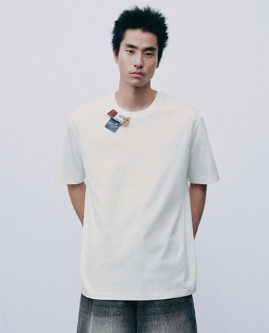  URBAN REVIVO - Áo thun nam cổ tròn tay ngắn phối tag 