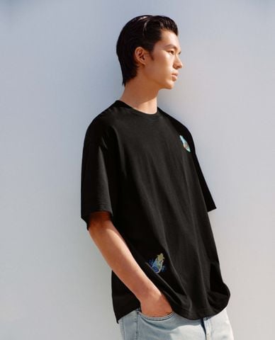  URBAN REVIVO - Áo thun nam cổ tròn tay ngắn thêu họa tiết 