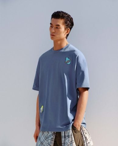  URBAN REVIVO - Áo thun nam cổ tròn tay ngắn thêu họa tiết 