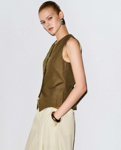  URBAN REVIVO - Áo khoác gilet nữ cài nút phom ôm 