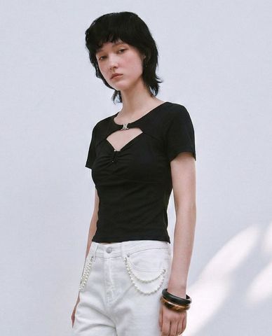  URBAN REVIVO - Áo kiểu nữ cổ tròn tay ngắn cut out 