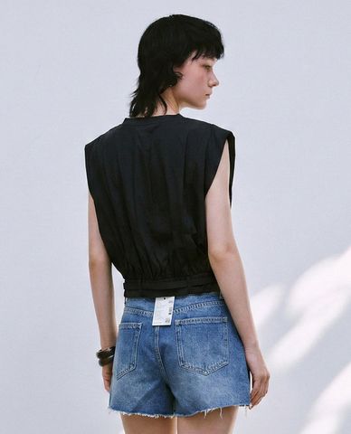  URBAN REVIVO - Áo sát nách nữ cổ V phối đai eo 