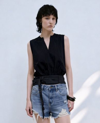  URBAN REVIVO - Áo sát nách nữ cổ V phối đai eo 