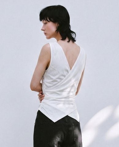  URBAN REVIVO - Áo sát nách nữ cổ V vạt lệch 