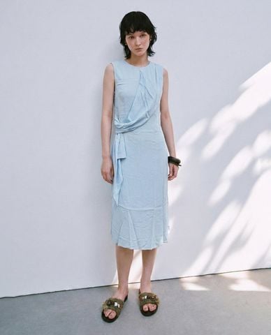  URBAN REVIVO - Đầm sát nách midi lệch eo thanh lịch 
