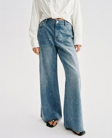  URBAN REVIVO - Quần jeans nữ ống rộng đính ngọc trai 