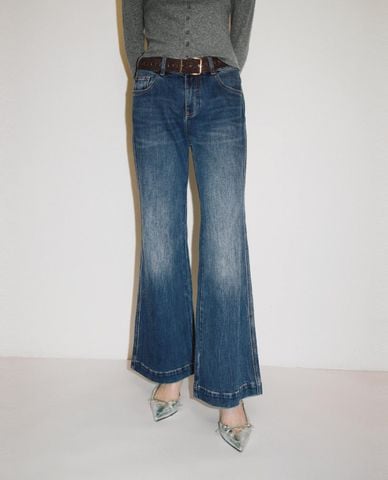  URBAN REVIVO - Quần jeans nữ ống loe kèm thắt lưng 